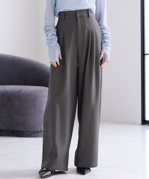 Elishe(エリシェ)の「ツータックワイドパンツ(スラックス・レディース・ベージュ系/アイボリー/チャコールグレー・0/1)」の1枚目の写真