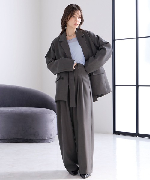 Elishe(エリシェ)の「ツータックワイドパンツ(スラックス・レディース・ベージュ系/アイボリー/チャコールグレー・0/1)」の9枚目の写真