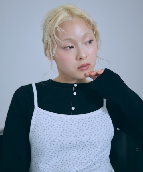 EN NEUME(エンノイム)の「Multi-button 2Way Knit(ニット/セーター・レディース・レッド/アイボリー/ブラック・FREE)」の2枚目の写真