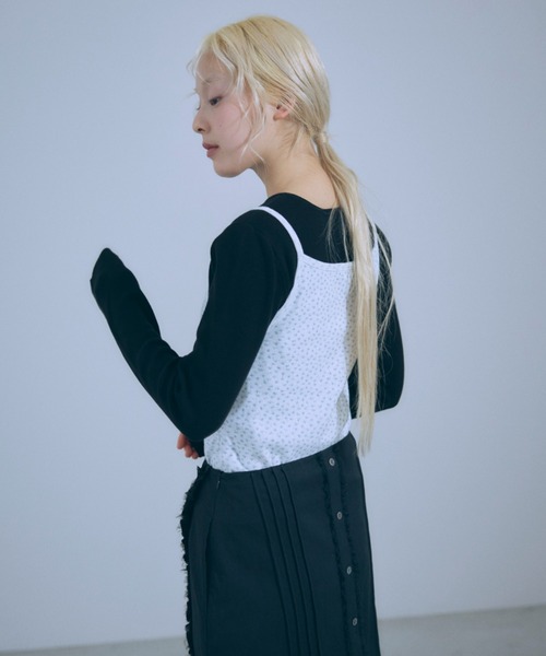 EN NEUME(エンノイム)の「Multi-button 2Way Knit(ニット/セーター・レディース・レッド/アイボリー/ブラック・FREE)」の11枚目の写真
