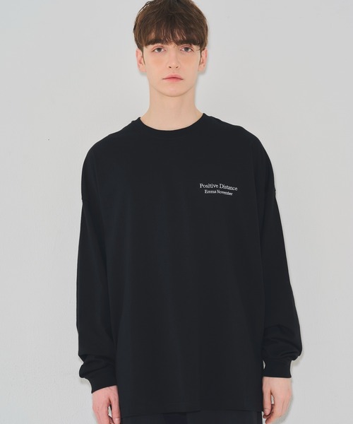 EMMA NOVEMBER (エマノーヴェンバー)の「Embroidery ビッグシルエット ロングスリーブ Tシャツ(Tシャツ/カットソー・メンズ・ホワイト/ブラック・2/1)」の2枚目の写真