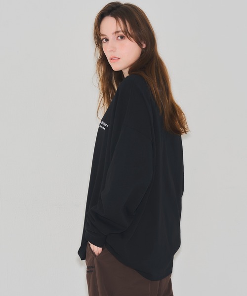 EMMA NOVEMBER (エマノーヴェンバー)の「Embroidery ビッグシルエット ロングスリーブ Tシャツ(Tシャツ/カットソー・メンズ・ホワイト/ブラック・2/1)」の19枚目の写真