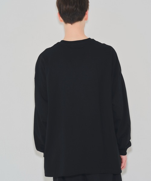 EMMA NOVEMBER (エマノーヴェンバー)の「Embroidery ビッグシルエット ロングスリーブ Tシャツ(Tシャツ/カットソー・メンズ・ホワイト/ブラック・2/1)」の6枚目の写真