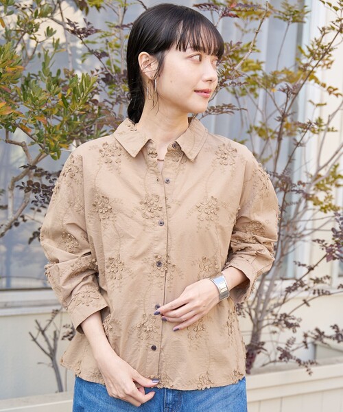 coen(コーエン)の「【再入荷/新色登場】3Dフラワー刺繍 ロングスリーブシャツ(シャツ/ブラウス・レディース・ブラック/ベージュ/ロイヤルブルー・M/L)」の4枚目の写真