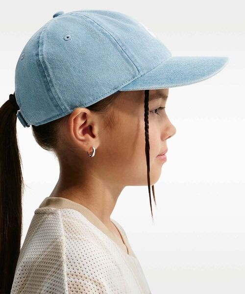 NIKE（ナイキ）の「ナイキ クラブ キッズ アンストラクチャード デニム キャップ / Nike Club Kids' Unstructured Denim Cap IO8231-429 Aegean Storm（キャップ・キッズ・グレイッシュブルー・ONE SIZE）」の2枚目の写真