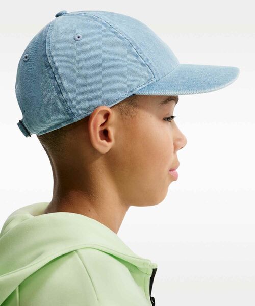 NIKE（ナイキ）の「ナイキ クラブ キッズ アンストラクチャード デニム キャップ / Nike Club Kids' Unstructured Denim Cap IO8231-429 Aegean Storm（キャップ・キッズ・グレイッシュブルー・ONE SIZE）」の4枚目の写真