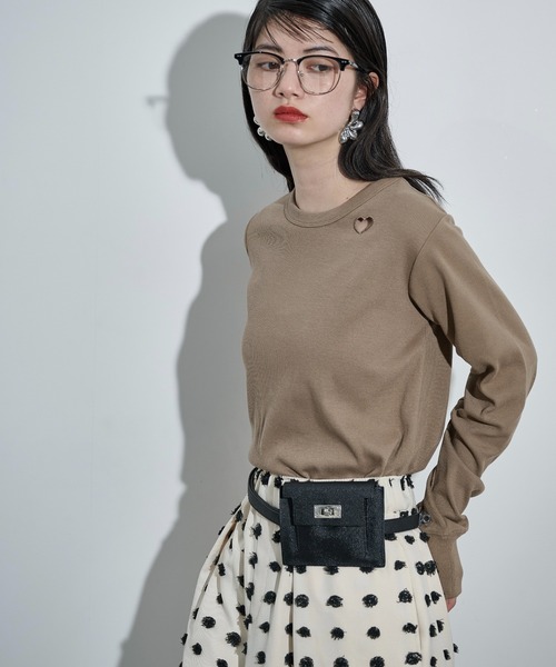 THE YOn（ザヨン）の「ハートパンチングリブロンT（Tシャツ/カットソー・レディース・イエロー/ブラウン/ブラック/オフホワイト・FREE）」の4枚目の写真