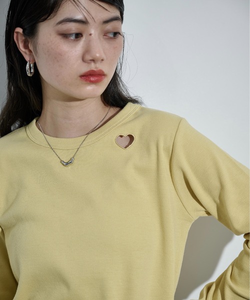 THE YOn（ザヨン）の「ハートパンチングリブロンT（Tシャツ/カットソー・レディース・イエロー/ブラウン/ブラック/オフホワイト・FREE）」の2枚目の写真