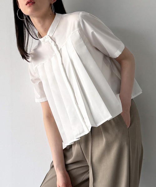 junoah(ジュノア)の「スタンドカラープリーツ半袖ショートシャツ(シャツ/ブラウス・レディース・ブルー/ブラック/ホワイト・LARGE/MEDIUM/SMALL)」の2枚目の写真