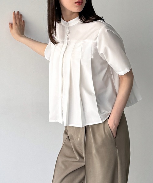 junoah(ジュノア)の「スタンドカラープリーツ半袖ショートシャツ(シャツ/ブラウス・レディース・ブルー/ブラック/ホワイト・LARGE/MEDIUM/SMALL)」の4枚目の写真