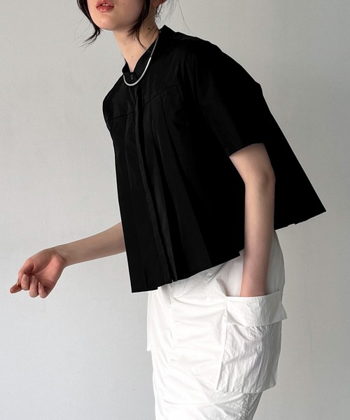 junoah(ジュノア)の「スタンドカラープリーツ半袖ショートシャツ(シャツ/ブラウス・レディース・ブルー/ブラック/ホワイト・LARGE/MEDIUM/SMALL)」の11枚目の写真