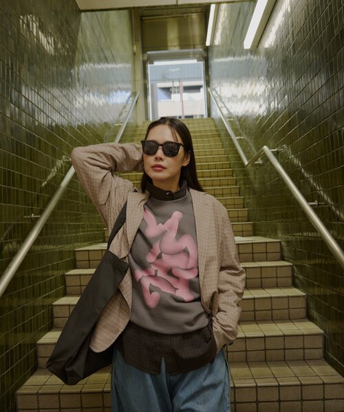 WHIMSIC（ウィムジック）の「【WHIMSIC】フローイング ロゴ シルクスクリーン スウェットプルオーバー（Tシャツ/カットソー・レディース・ピンク/チャコールグレー/ブルー・2/1）」の4枚目の写真