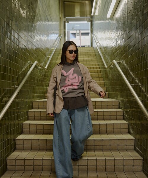 WHIMSIC（ウィムジック）の「【WHIMSIC】フローイング ロゴ シルクスクリーン スウェットプルオーバー（Tシャツ/カットソー・レディース・ピンク/チャコールグレー/ブルー・2/1）」の5枚目の写真