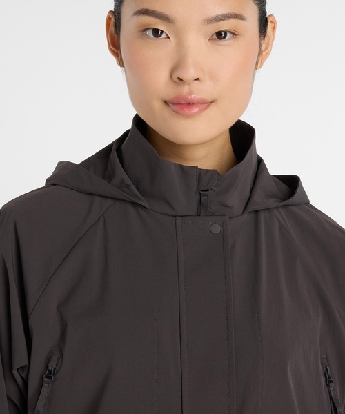 NEW BALANCE(ニューバランス)の「NB GREY クロップドジャケット(ナイロンジャケット・レディース・スミクロ/ライトグレー・SMALL/MEDIUM/LARGE/X-LARGE)」の4枚目の写真