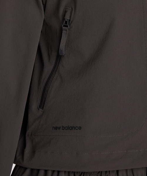 NEW BALANCE(ニューバランス)の「NB GREY クロップドジャケット(ナイロンジャケット・レディース・スミクロ/ライトグレー・SMALL/MEDIUM/LARGE/X-LARGE)」の5枚目の写真