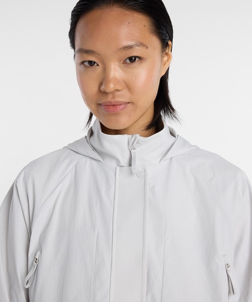 NEW BALANCE(ニューバランス)の「NB GREY クロップドジャケット(ナイロンジャケット・レディース・スミクロ/ライトグレー・SMALL/MEDIUM/LARGE/X-LARGE)」の10枚目の写真