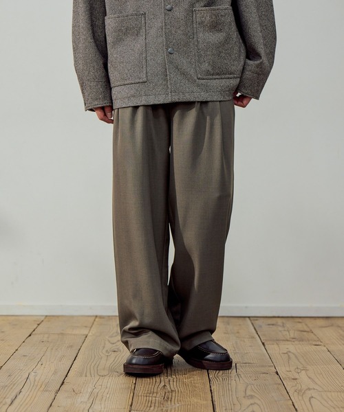 BAYFLOW（ベイフロー）の「[WEB限定]セミワイドスラックスパンツ（スラックス・メンズ・グレイッシュベージュ/ブラウン/ブラック/グレー/その他・LARGE/MEDIUM/SMALL）」の2枚目の写真