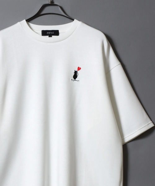 ANPAS（アンパス）の「ANPAS Ponte Fabric CAT ＆ HEART Embroidery Oversized T-Shirt/ANPAS 別注 ポンチ 猫ハート 刺繍 接触冷感 オーバーサイズ 半袖Tシャツ メンズ レディース（Tシャツ/カットソー・メンズ・ホワイト系2/ブラック系3/ブラック系1/ホワイト系1/ブラック系4/ホワイト系3/ブラック系2/ホワイト系4・L/M）」の2枚目の写真