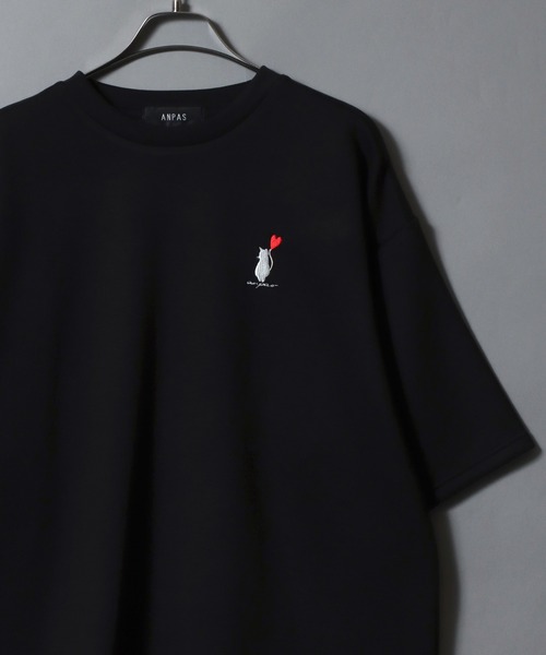 ANPAS（アンパス）の「ANPAS Ponte Fabric CAT ＆ HEART Embroidery Oversized T-Shirt/ANPAS 別注 ポンチ 猫ハート 刺繍 接触冷感 オーバーサイズ 半袖Tシャツ メンズ レディース（Tシャツ/カットソー・メンズ・ホワイト系2/ブラック系3/ブラック系1/ホワイト系1/ブラック系4/ホワイト系3/ブラック系2/ホワイト系4・L/M）」の5枚目の写真
