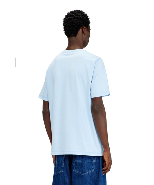 DIESEL(ディーゼル)の「メンズ Tシャツ T-ADJUST-V7(Tシャツ/カットソー・メンズ・ライトインディゴブルー/チャコールグレー・MEDIUM/LARGE/SMALL/X-LARGE/X-SMALL/XXX-LARGE/XX-LARGE)」の3枚目の写真