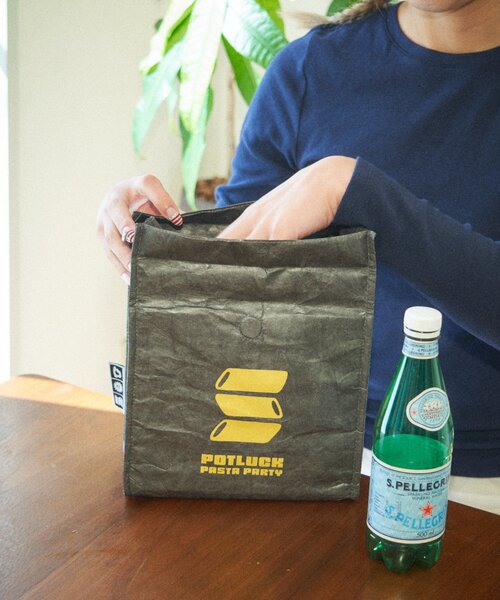 BIRTHDAY BAR(バースデイバー)の「【クリエイター「FLINT MASON」× BIRTHDAY BAR 初コラボ!】POTLUCK PASTA PARTY保冷バッグ(お弁当箱・レディース・ダークグレー/ベージュ・0)」の2枚目の写真