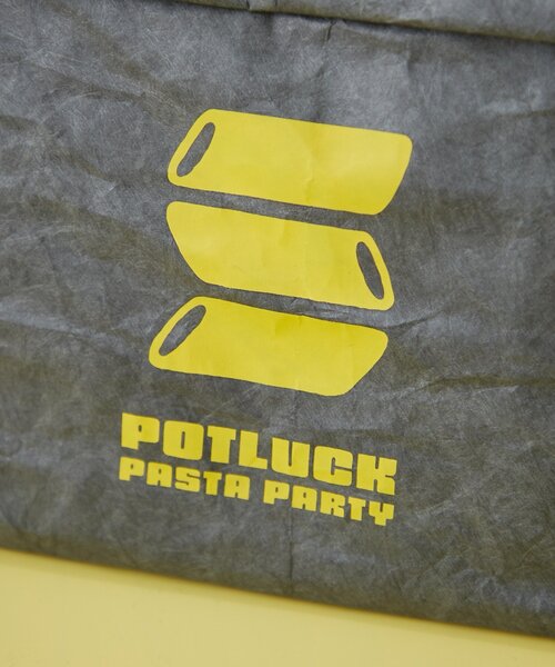 BIRTHDAY BAR(バースデイバー)の「【クリエイター「FLINT MASON」× BIRTHDAY BAR 初コラボ!】POTLUCK PASTA PARTY保冷バッグ(お弁当箱・レディース・ダークグレー/ベージュ・0)」の8枚目の写真