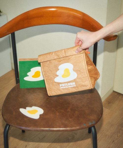 BIRTHDAY BAR(バースデイバー)の「【クリエイター「FLINT MASON」× BIRTHDAY BAR 初コラボ!】POTLUCK PASTA PARTY保冷バッグ(お弁当箱・レディース・ダークグレー/ベージュ・0)」の3枚目の写真