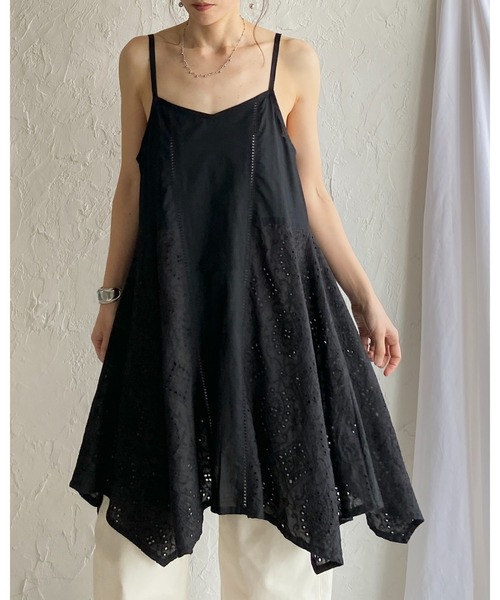 She's Closet(シーズクローゼット)の「アシンメトリー ロング丈 刺繍 カットワークレースキャミソール チュニック(キャミソール・レディース・ホワイト/ブラック・FREE)」の2枚目の写真