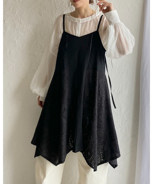 She's Closet(シーズクローゼット)の「アシンメトリー ロング丈 刺繍 カットワークレースキャミソール チュニック(キャミソール・レディース・ホワイト/ブラック・FREE)」の3枚目の写真