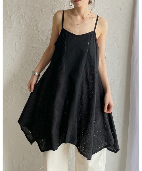 She's Closet(シーズクローゼット)の「アシンメトリー ロング丈 刺繍 カットワークレースキャミソール チュニック(キャミソール・レディース・ホワイト/ブラック・FREE)」の4枚目の写真