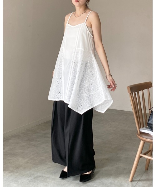 She's Closet(シーズクローゼット)の「アシンメトリー ロング丈 刺繍 カットワークレースキャミソール チュニック(キャミソール・レディース・ホワイト/ブラック・FREE)」の5枚目の写真