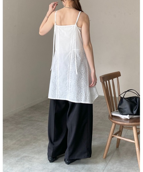 She's Closet(シーズクローゼット)の「アシンメトリー ロング丈 刺繍 カットワークレースキャミソール チュニック(キャミソール・レディース・ホワイト/ブラック・FREE)」の6枚目の写真