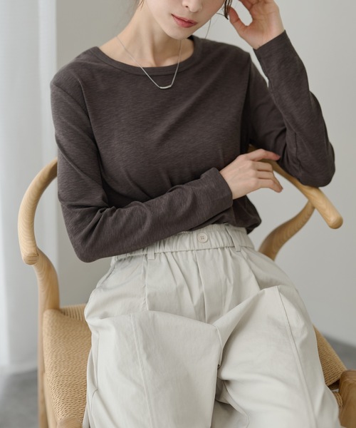 DAYRA(デイラ)の「ソリッドカラー ラウンドネック ベーシック 長袖 プルオーバー(Tシャツ/カットソー・レディース・ベージュ/チャコールグレー/ホワイト/ブラック/グレー・FREE)」の15枚目の写真