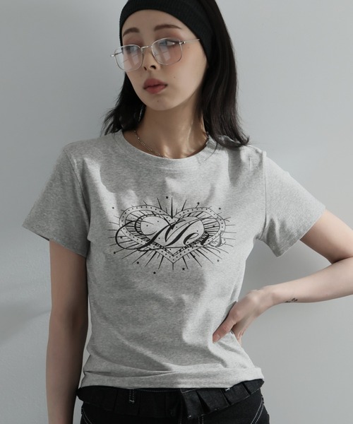 Ulysses(ユリシス)の「ハートプリントクルーネックTシャツ(Tシャツ/カットソー・レディース・グレー/ブラック・M/S)」の2枚目の写真