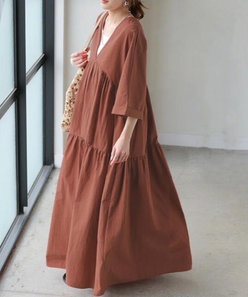 AMAJI（アマジ）の「Vネック 切替ギャザー ティアード Aライン ロングワンピース（ワンピース・レディース・レッド/ホワイト/グリーン・FREE）」の5枚目の写真