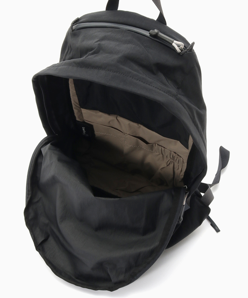Bellroy(ベルロイ)の「BELLROY Lite Daypack(バックパック/リュック・メンズ・オレンジ/ブラック・FREE)」の6枚目の写真