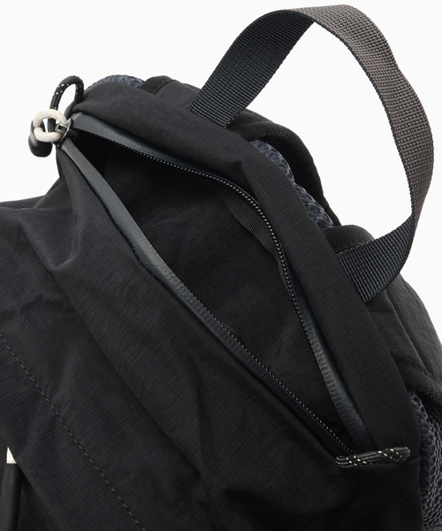 Bellroy(ベルロイ)の「BELLROY Lite Daypack(バックパック/リュック・メンズ・オレンジ/ブラック・FREE)」の9枚目の写真