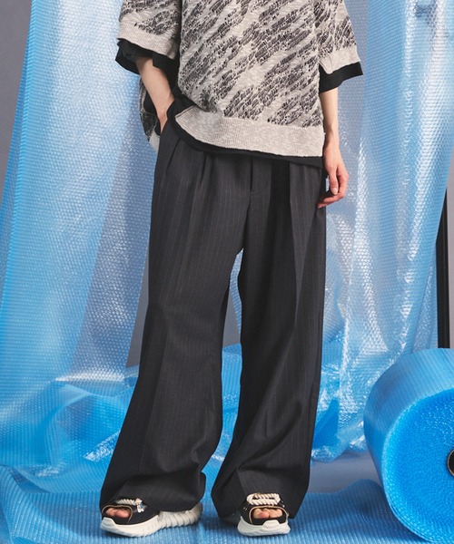 MAISON SPECIAL(メゾンスペシャル)の「《UNISEX》Airy Striped Gabardine Prime-Wide Two-tuck Pants/エアリーストライプギャバジンプライムワイドツータックパンツ【MAISON SPECIAL/メゾンスペシャル】■セットアップ対応■(スラックス・メンズ・チャコールグレー/グレイッシュベージュ/ブラック・2/1/0)」の2枚目の写真