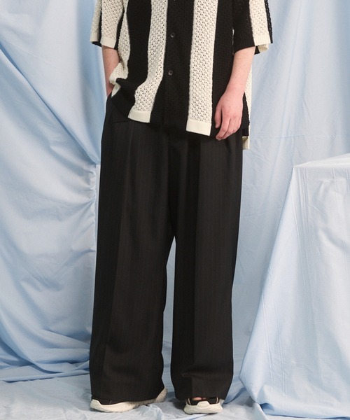 MAISON SPECIAL(メゾンスペシャル)の「《UNISEX》Airy Striped Gabardine Prime-Wide Two-tuck Pants/エアリーストライプギャバジンプライムワイドツータックパンツ【MAISON SPECIAL/メゾンスペシャル】■セットアップ対応■(スラックス・メンズ・チャコールグレー/グレイッシュベージュ/ブラック・2/1/0)」の1枚目の写真