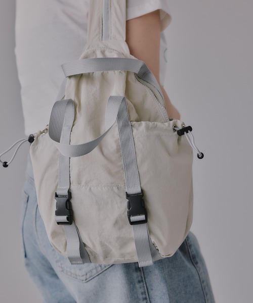 210nouve(トゥージュヌーブ)の「マルチウェイ ナイロン ボディバッグ/バックパック(ボディバッグ/ウエストポーチ・レディース・アイボリー/グレー/ブラック・FREE)」の1枚目の写真