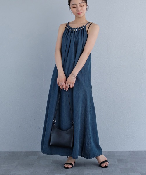 murea(ミュレア)の「ホルターネックギャザーフレアデニムロングワンピース(ワンピース・レディース・インディゴブルー/ブルー・FREE)」の13枚目の写真