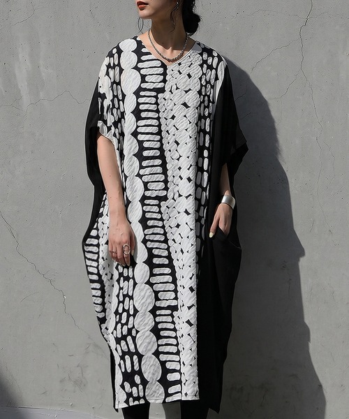antiqua(アンティカ)の「コクーンシルエット 立体柄 配色 ワンピース(ワンピース・レディース・ブラック・ONESIZE)」の1枚目の写真