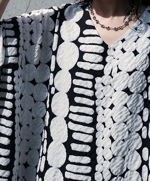 antiqua(アンティカ)の「コクーンシルエット 立体柄 配色 ワンピース(ワンピース・レディース・ブラック・ONESIZE)」の6枚目の写真