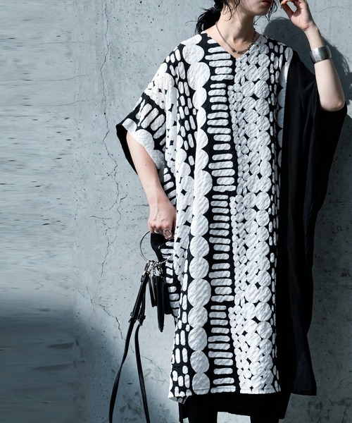 antiqua(アンティカ)の「コクーンシルエット 立体柄 配色 ワンピース(ワンピース・レディース・ブラック・ONESIZE)」の8枚目の写真