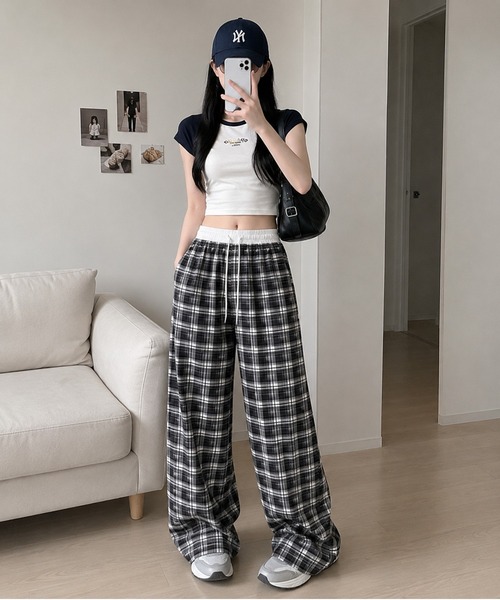 Chiina（チーナ）の「【Chiina】ルーズシルエット チェックワイドパンツ（その他パンツ・レディース・ネイビー/ライトブルー/ブラック・MEDIUM/SMALL）」の4枚目の写真