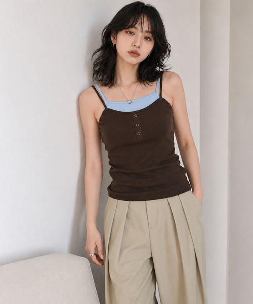 Dita Muaj.(ディータムアージュ)の「カップ付きレイヤード風ヘンリーキャミ(Tシャツ/カットソー・レディース・ブラック/ブラウン/オフホワイト・FREE)」の3枚目の写真