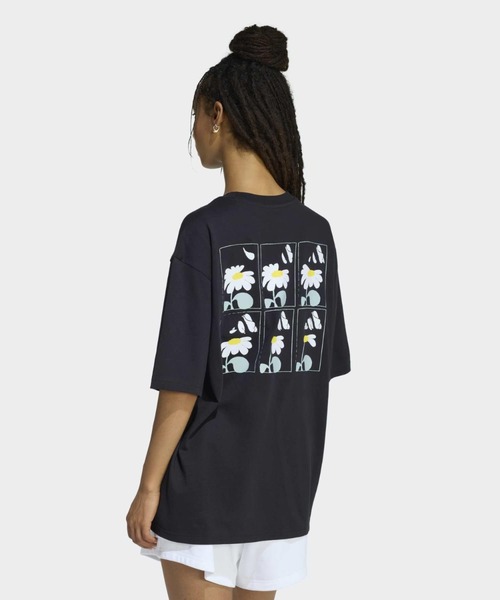 adidas(アディダス)の「ソフトサイド オーバーサイズ グラフィック Tシャツ / アディダス adidas(Tシャツ/カットソー・レディース・ブラック・X-LARGE/SMALL/X-SMALL/XX-LARGE/LARGE/MEDIUM)」の2枚目の写真