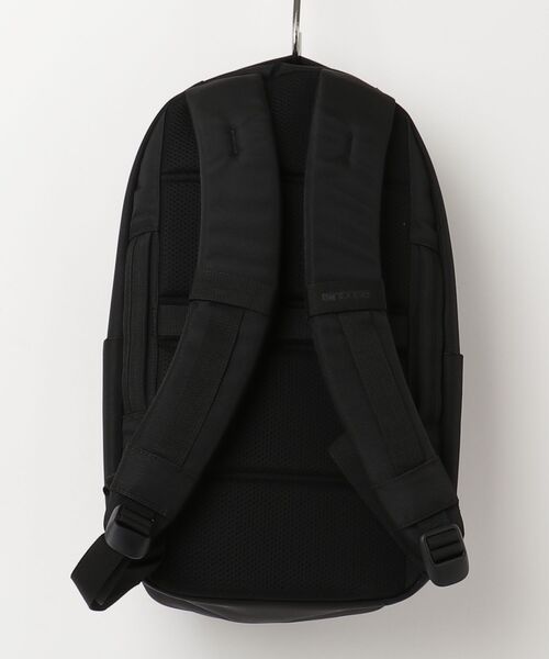 incase(インケース)の「INCO500102-BLK Incase Grid Backpack 18L - Black(バックパック/リュック・メンズ・ブラック・ONE SIZE)」の18枚目の写真