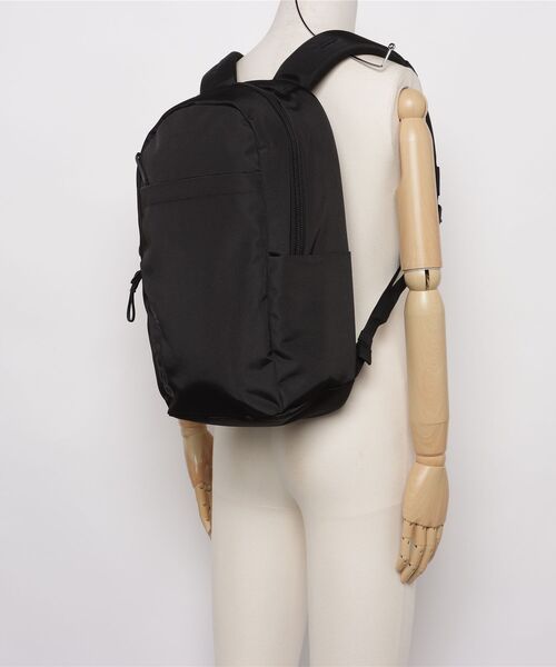 incase(インケース)の「INCO500102-BLK Incase Grid Backpack 18L - Black(バックパック/リュック・メンズ・ブラック・ONE SIZE)」の21枚目の写真