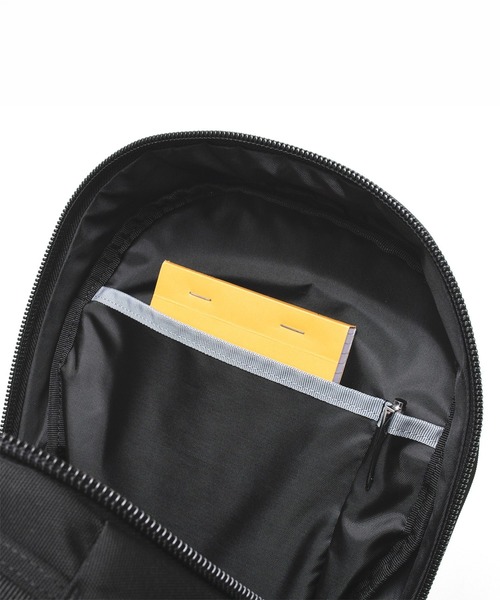 incase(インケース)の「INCO500102-BLK Incase Grid Backpack 18L - Black(バックパック/リュック・メンズ・ブラック・ONE SIZE)」の17枚目の写真